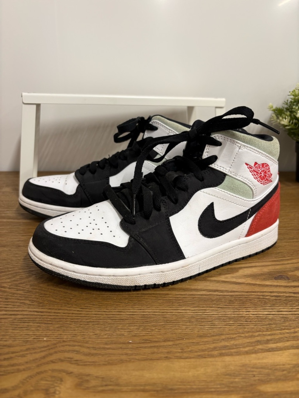 Nike Air Jordan 1 Mid SE ‘Red Black Toe”